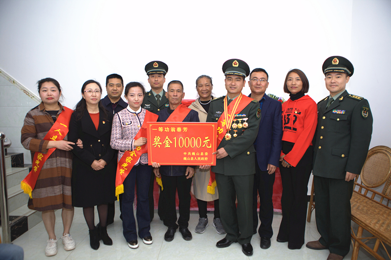 首页 新闻动态 媒体报道 随后,在翁春芳家前院,举行了热烈庄重的送