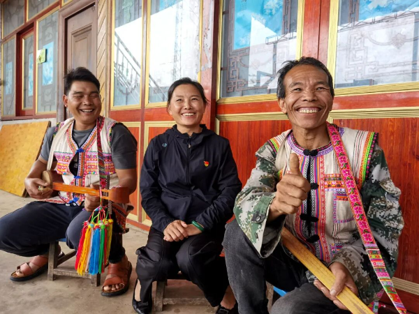 图为郭玉琴与少数民族群众弹起民族乐器，用歌声传递民族团结深情，让拥军优属、强边固防的理念深入人心。