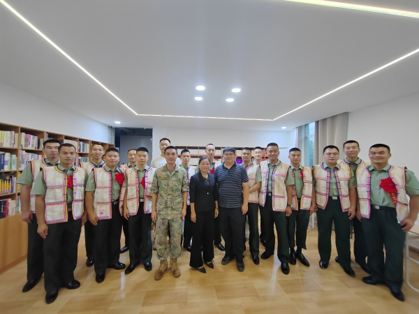 图为郭玉琴与身着民族特色服饰的驻龙部队退役士兵合影留念。