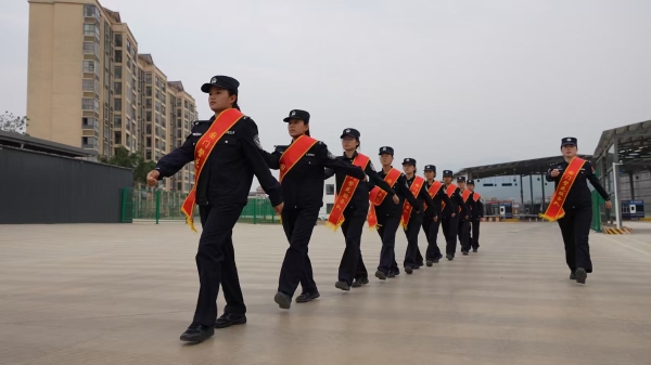 图片来源：云南出入境边防检查总站 图为国门女警们队列严整、步伐铿锵，用飒爽军姿诠释着国门卫士的忠诚与担当。