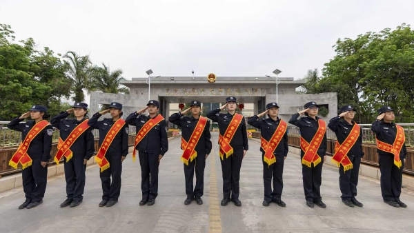 图片来源：云南出入境边防检查总站 图为勐啊分站 “国门警花服务队” 的女警身姿挺拔、整齐列队，以庄严的敬礼展现出国门卫士的飒爽风采与赤诚担当