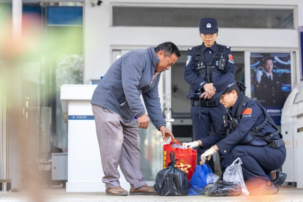 图片来源：云南出入境边防检查总站 图为畹町边检站执勤队女子执勤组组员在检查旅客行李