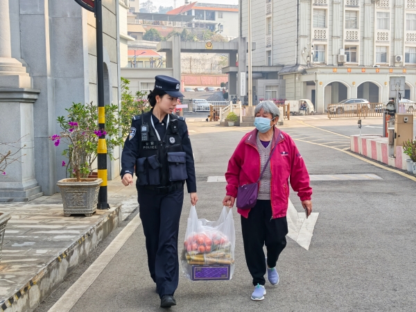 图片来源：云南出入境边防检查总站 图为畹町边检站执勤队女子执勤组组员在为旅客提供暖心服务