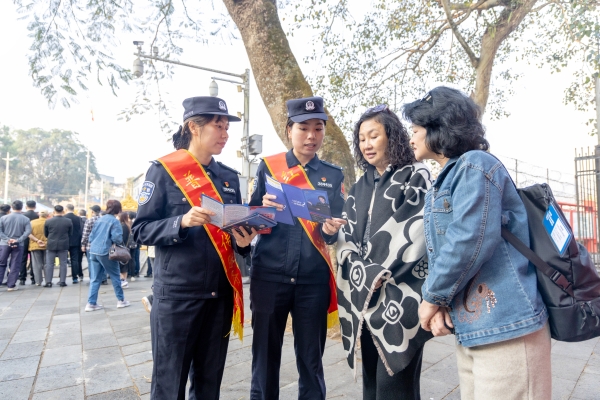 图片来源：云南出入境边防检查总站 图为畹町边检站执勤队女子执勤组组员在宣传12367服务平台