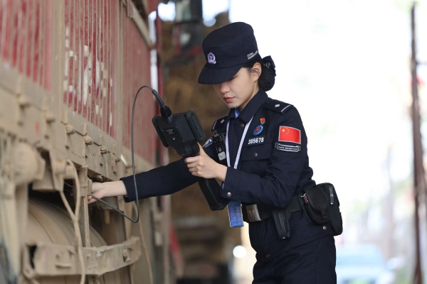 图片来源：云南出入境边防检查总站 图为畹町出入境边防检查站女警陶然使用视频内窥镜，对入境货车车体进行细致检查，守护国门安全。
