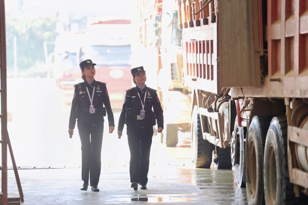 图片来源：云南出入境边防检查总站 畹町出入境边防检查站执勤队女子执勤组的女警们，坚守口岸一线，在货运通道间认真巡查，以专业和细致筑牢国门防线